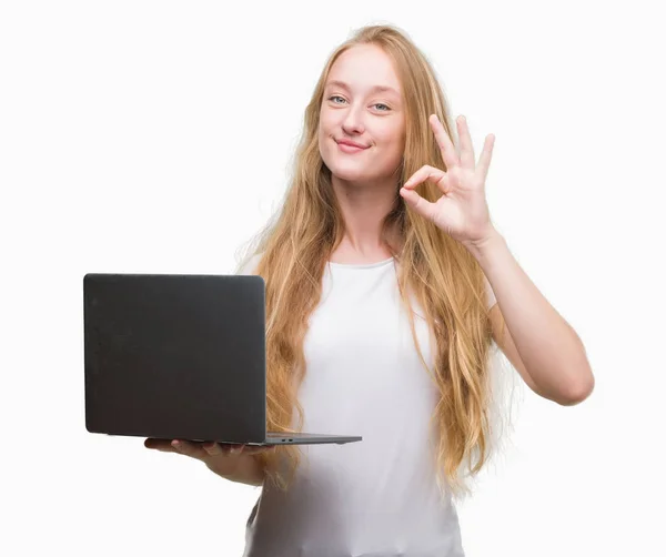 Blonde Teenager Woman Using Computer Laptop Doing Sign Fingers Excellent — Stock Photo, Image