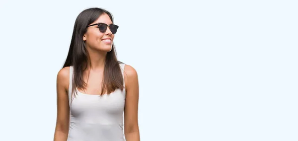 Joven Hermosa Hispana Con Gafas Sol Mirando Hacia Lado Con — Foto de Stock