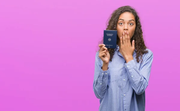 恐怖の表現 間違いのための恥とショックを受けた手でドイツ カバー口のパスポートを保持して若いヒスパニック女性を怖がって沈黙 秘密の概念 — ストック写真