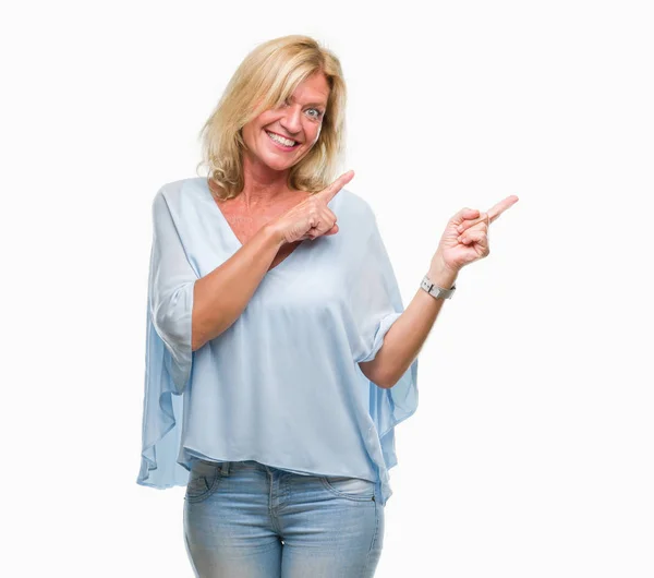 Blonde Geschäftsfrau Mittleren Alters Über Isoliertem Hintergrund Lächelnd Und Mit — Stockfoto
