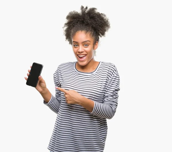 Jovem Afro Americana Mensagens Texto Usando Smartphone Sobre Fundo Isolado — Fotografia de Stock
