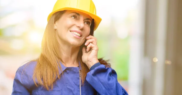 Ingenjör Konstruktion Arbetaren Kvinna Glad Pratar Med Hjälp Smartphone Mobiltelefon — Stockfoto