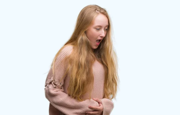 金发女郎穿着粉红色毛衣 手放在胃部 因为消化不良 痛苦的疾病感觉不适 疼痛概念 — 图库照片