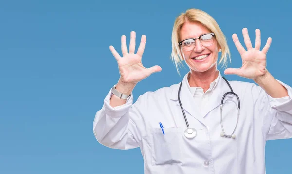 中年金发医生妇女在孤立的背景显示 并指出手指数十 而微笑着自信和快乐 — 图库照片