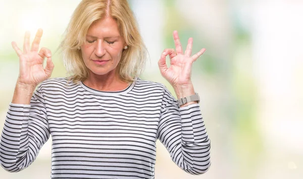 Mujer Rubia Mediana Edad Sobre Fondo Aislado Relajarse Sonreír Con — Foto de Stock