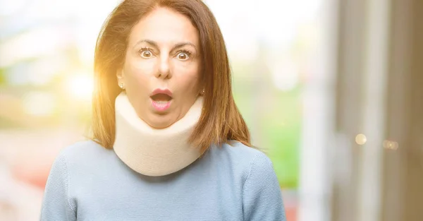 Verletzte Frau Mit Halsband Erschrak Vor Schock Und Drückte Panik — Stockfoto