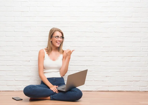 Bella Giovane Donna Seduta Sul Pavimento Che Lavora Con Computer — Foto Stock