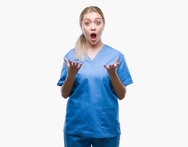 白い背景の上医療制服を着て若い外科医の金髪女医 — ストック写真