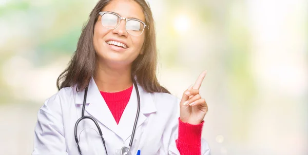 Junge Arabische Ärztin Über Isoliertem Hintergrund Mit Einem Breiten Lächeln — Stockfoto