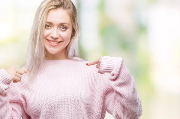 Mujer Rubia Joven Vistiendo Suéter Invierno Sobre Fondo Aislado Mirando — Foto de Stock