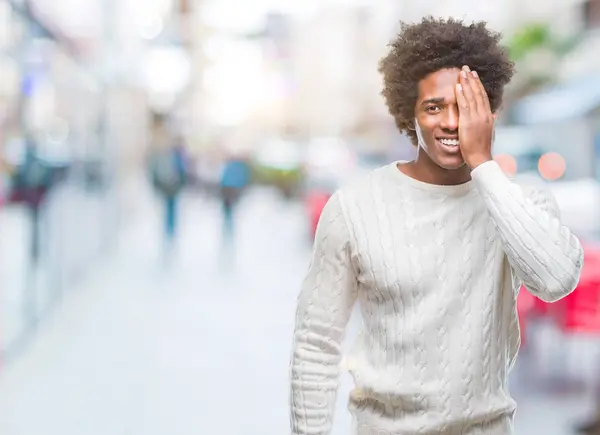 Afro Americano Uomo Sfondo Isolato Che Copre Occhio Con Mano — Foto Stock