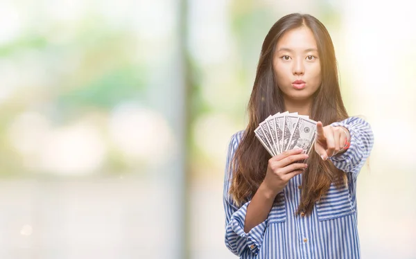 Jovem Mulher Asiática Segurando Dólares Sobre Fundo Isolado Apontando Com — Fotografia de Stock