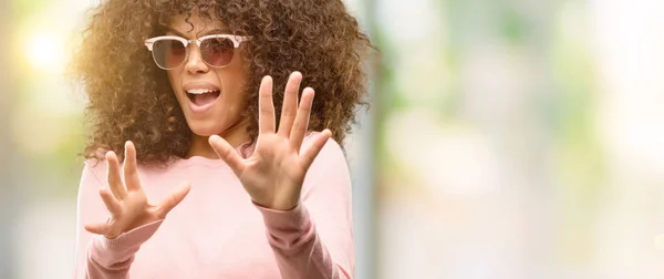 Mulher Afro Americana Vestindo Óculos Sol Rosa Com Medo Aterrorizada — Fotografia de Stock