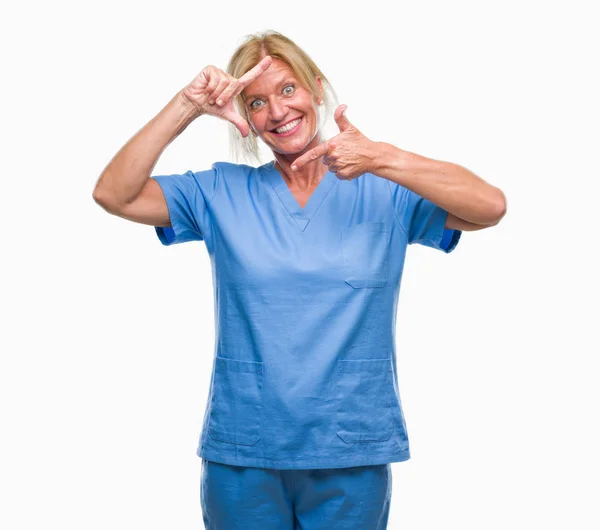 Mulher Loira Meia Idade Vestindo Uniforme Enfermeira Médica Sobre Fundo — Fotografia de Stock