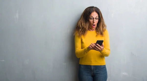 Donna Ispanica Mezza Età Utilizzando Smartphone Spaventato Stato Shock Con — Foto Stock