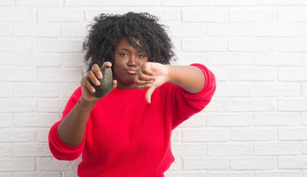 Young African American Woman White Brick Wall Eating Avocado Angry — Stock Photo, Image