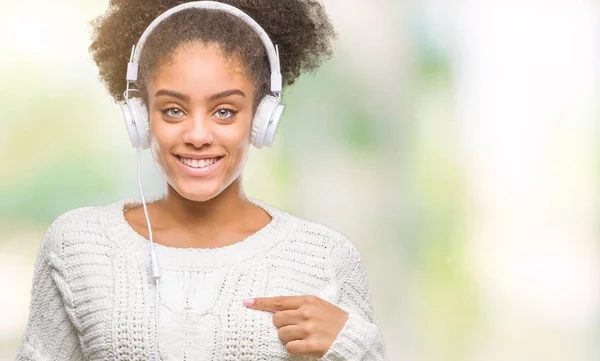 Mujer Afroamericana Joven Con Auriculares Sobre Fondo Aislado Con Cara — Foto de Stock