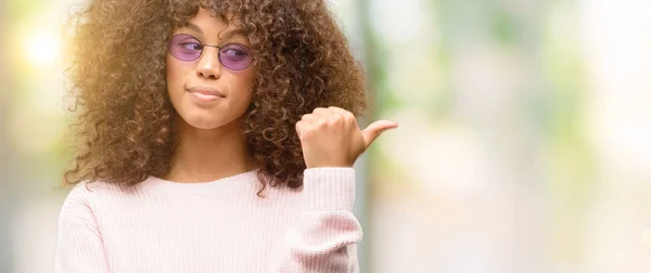 Mulher Afro Americana Vestindo Uma Camisola Rosa Apontando Com Mão — Fotografia de Stock