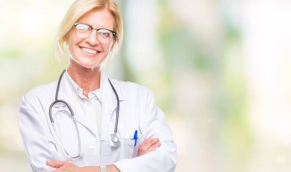 Blonde Ärztin Mittleren Alters Über Isoliertem Hintergrund Fröhliches Lächeln Mit — Stockfoto