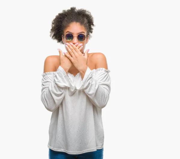 Junge Afroamerikanerin Mit Sonnenbrille Über Isoliertem Hintergrund Schockiert Mund Mit — Stockfoto