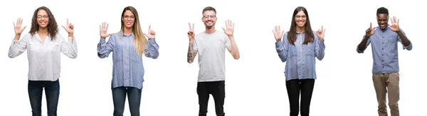 Grup Takım Genç Adamları Üzerinde Beyaz Arka Plan Gösterme Işaret — Stok fotoğraf