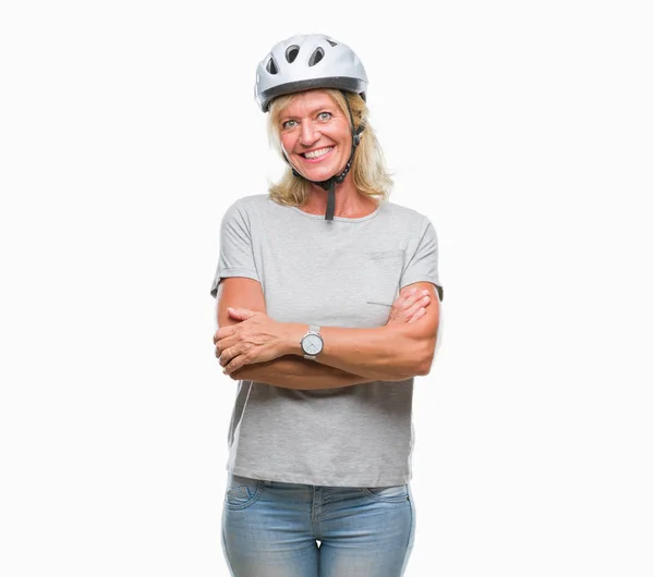 上安全ヘルメット身に着けている中年白人サイクリストの女性は 幸せそうな顔で笑顔組んだ腕のカメラを見て背景を分離しました 肯定的な人 — ストック写真