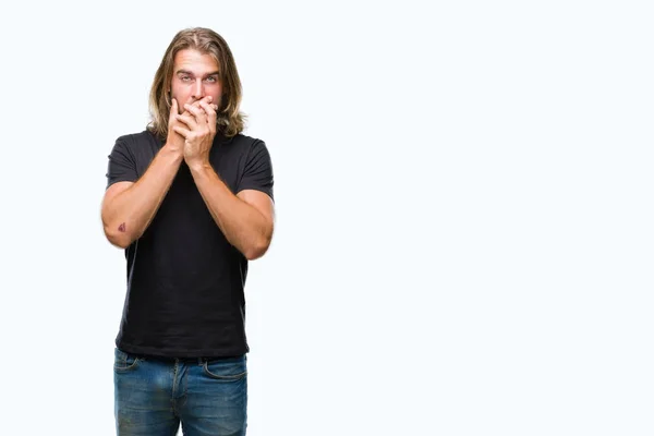 Junger Gutaussehender Mann Mit Langen Haaren Vor Isoliertem Hintergrund Schockierte — Stockfoto