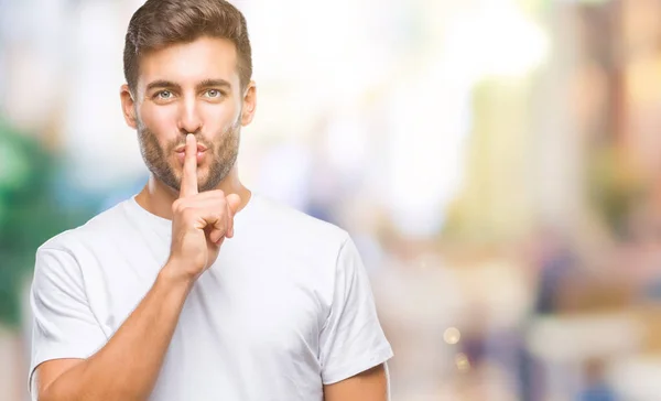 Jovem Homem Bonito Sobre Fundo Isolado Pedindo Para Ficar Quieto — Fotografia de Stock