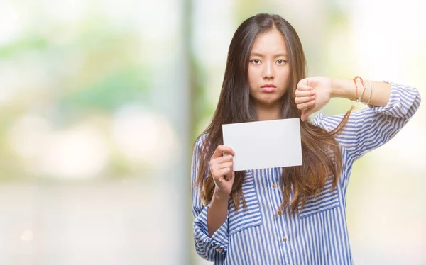 Ung Asiatisk Kvinna Hålla Tomt Kort Över Isolerade Bakgrund Med — Stockfoto