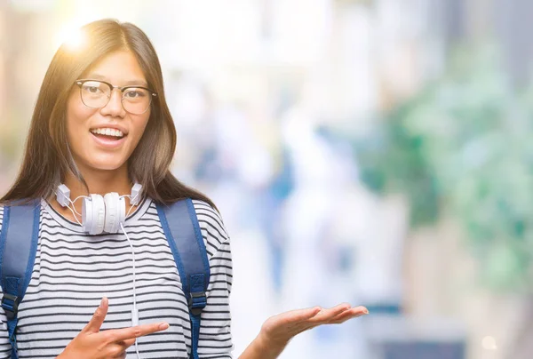 Joven Estudiante Asiática Mujer Con Auriculares Mochila Sobre Fondo Aislado — Foto de Stock