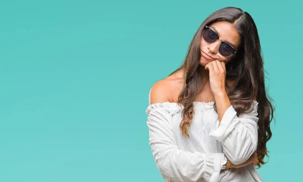 Joven Mujer Árabe Hermosa Con Gafas Sol Sobre Fondo Aislado —  Fotos de Stock