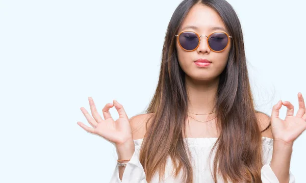 Νεαρά Ασιατικές Γυναίκα Φοράει Γυαλιά Ηλίου Πάνω Από Απομονωμένο Φόντο — Φωτογραφία Αρχείου