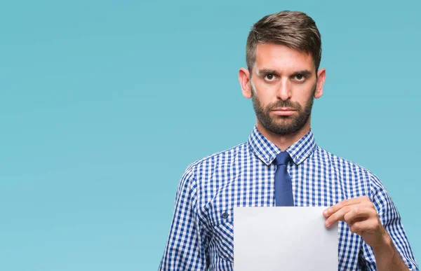 Jovem Homem Bonito Segurando Papel Branco Sobre Fundo Isolado Com — Fotografia de Stock