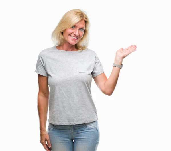Middle Age Blonde Woman Isolated Background Smiling Cheerful Presenting Pointing — Stock Photo, Image