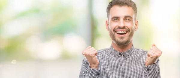 Unga Hipster Man Firar Överraskad Och Förvånad För Framgång Med — Stockfoto