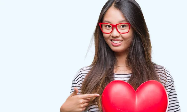Jovem Mulher Asiática Amor Segurando Ler Coração Sobre Isolado Fundo — Fotografia de Stock