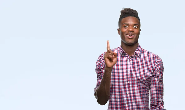 Jovem Afro Americano Sobre Fundo Isolado Apontando Dedo Para Cima — Fotografia de Stock