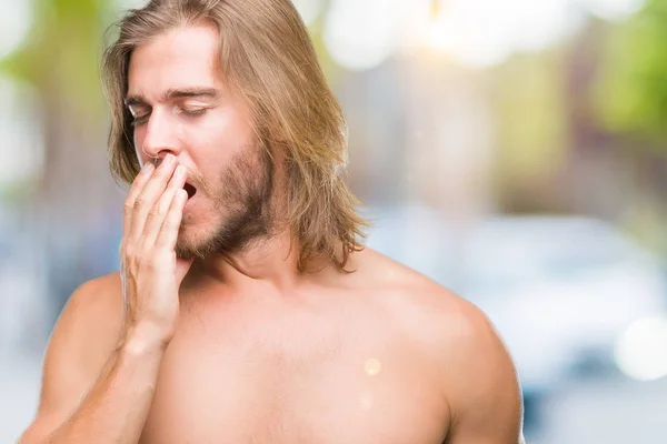 Joven Hombre Guapo Sin Camisa Con Pelo Largo Que Muestra — Foto de Stock