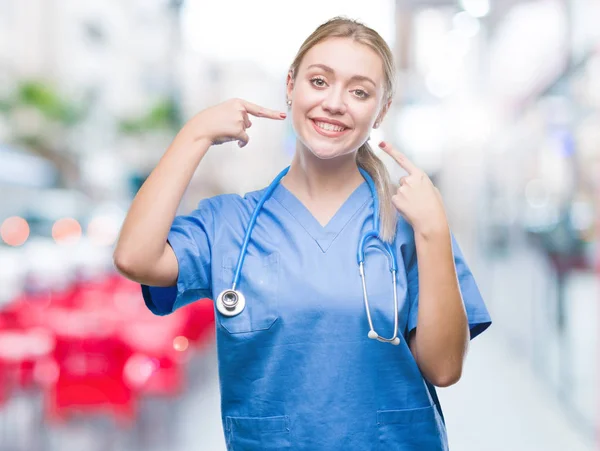 Joven Cirujana Rubia Doctora Vistiendo Uniforme Médico Sobre Fondo Colorido — Foto de Stock