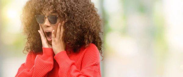 African American Vrouw Dragen Zonnebril Stressvolle Houden Handen Het Hoofd — Stockfoto