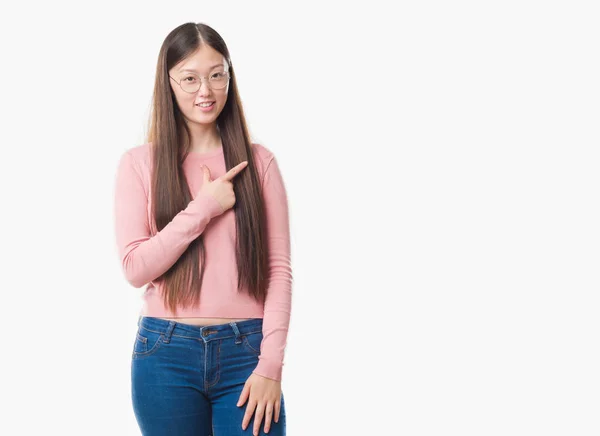 Joven Mujer China Sobre Fondo Aislado Con Gafas Alegres Con —  Fotos de Stock