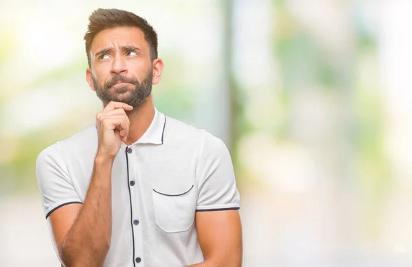 Uomo Ispanico Adulto Sfondo Isolato Con Mano Sul Mento Pensando — Foto Stock