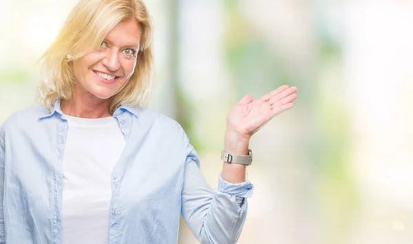 Medelålders Blond Kvinna Över Isolerade Bakgrund Leende Glada Presentera Och — Stockfoto