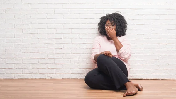 Mujer Afroamericana Joven Sentada Suelo Casa Aburrida Bostezando Cansada Cubriendo — Foto de Stock