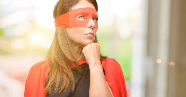 Średnim Wieku Bohatera Super Kobieta Nosi Czerwoną Maskę Pelerynę Myślenia — Zdjęcie stockowe