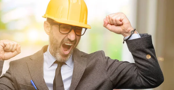 Arquitecto Senior Ingeniero Feliz Emocionado Celebrando Victoria Expresando Gran Éxito — Foto de Stock