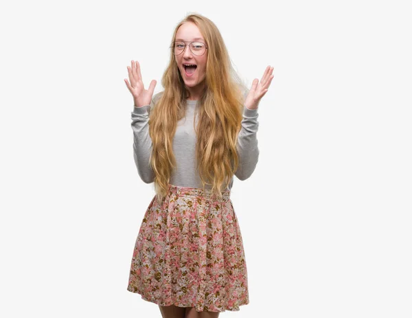 Blonde Teenagerin Blumenrock Feiert Verrückt Und Erstaunt Über Den Erfolg — Stockfoto