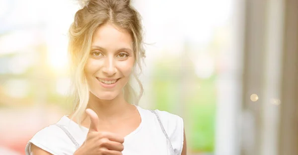 Young Beautiful Woman Smiling Broadly Showing Thumbs Gesture Camera Expression — Stock Photo, Image