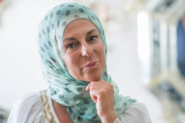 Średnim Wieku Brunetka Arabskich Kobiety Sobie Kolorowy Hidżab Poważny Wyraz — Zdjęcie stockowe