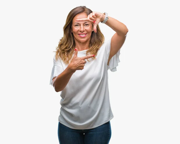 中年年配のヒスパニック系女性笑顔の幸せそうな顔で指と手作りフレーム分離の背景の上 創造性と写真のコンセプト — ストック写真